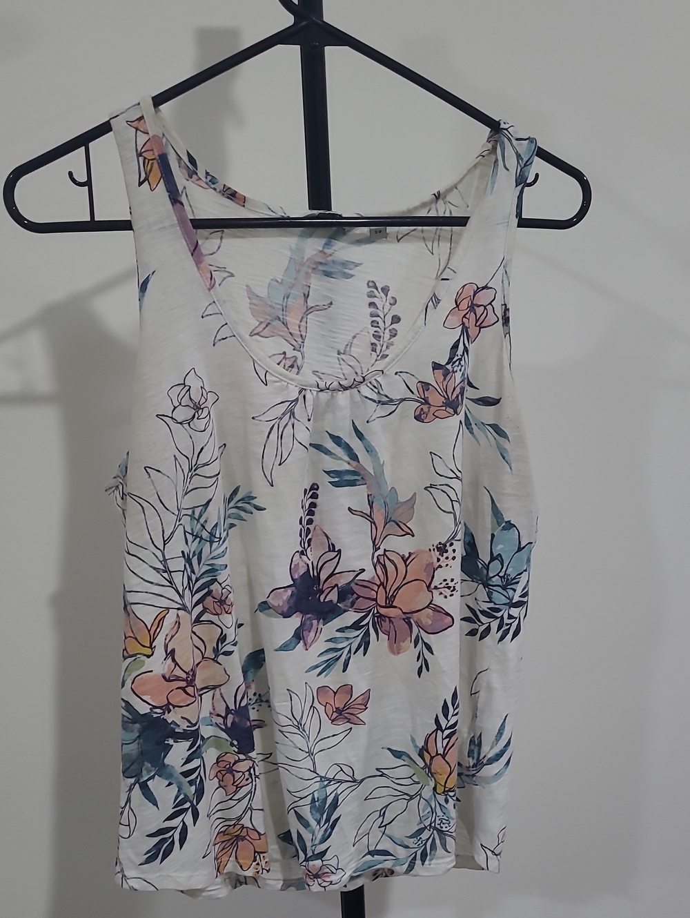 Reitmans White Floral Scoop Neck Tank Top